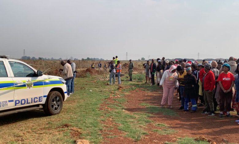Community members have gathered at Villa Lisa Extension 4 in Ekurhuleni, where the body of a woman has been discovered.